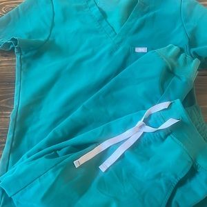 FIGS XS green one pocket top, XS joggers